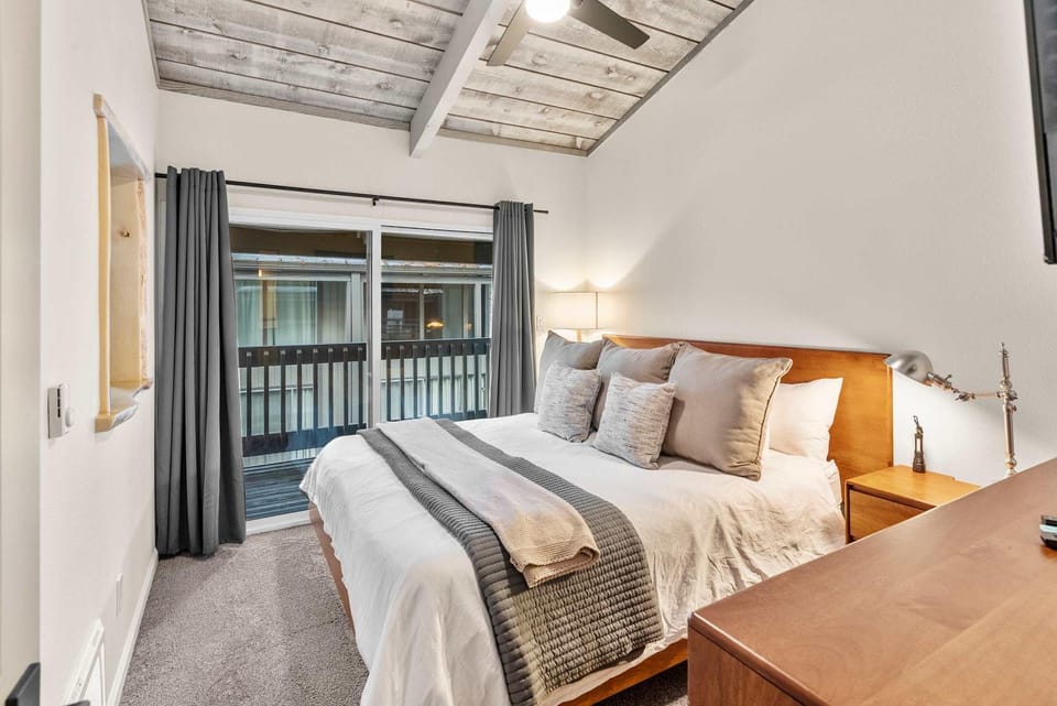 Chic Newly Remodeled 1BR & Loft w Balcony & Pool House in Mammoth Lakes