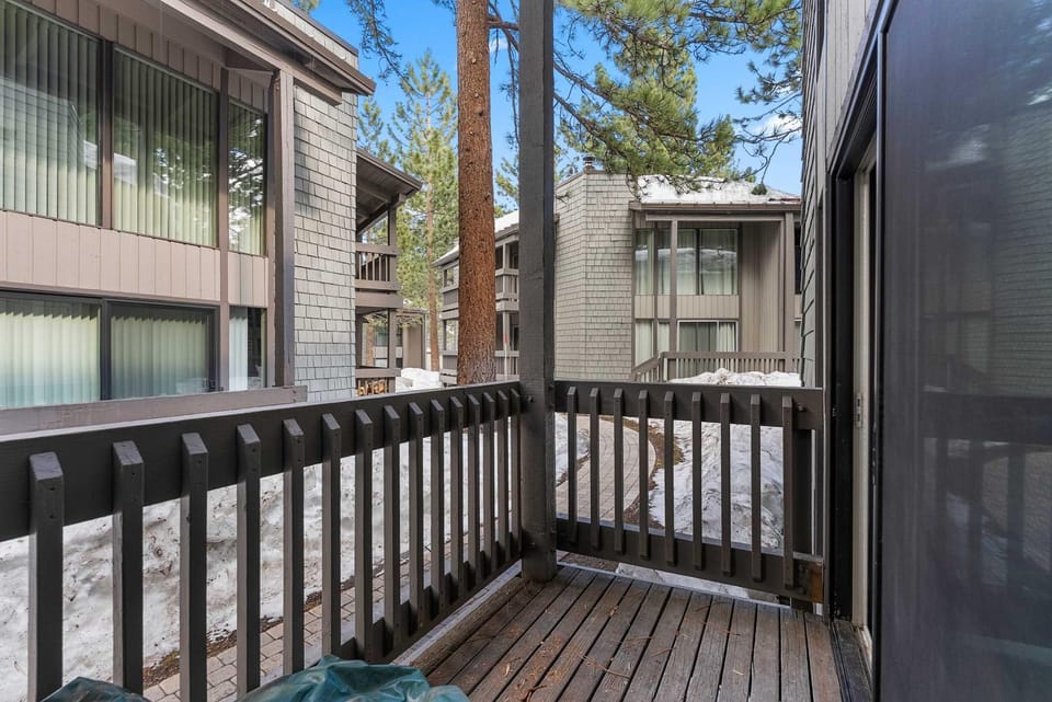 Chic Newly Remodeled 1BR & Loft w Balcony & Pool House in Mammoth Lakes