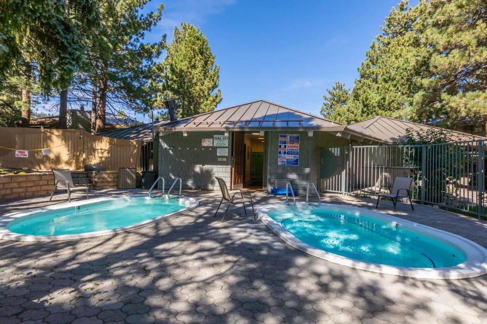 Chic Newly Remodeled 1BR & Loft w Balcony & Pool House in Mammoth Lakes