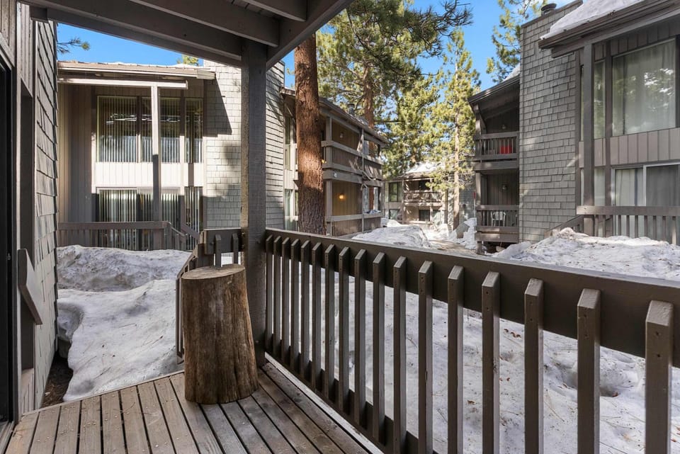Chic Newly Remodeled 1BR & Loft w Balcony & Pool House in Mammoth Lakes