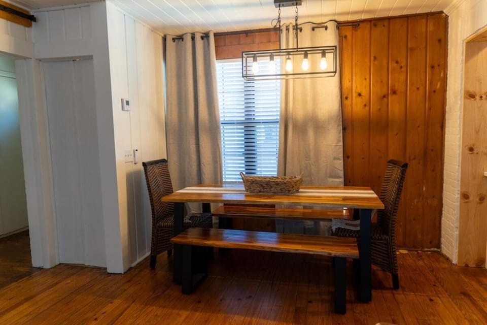 Mint Julep House- New Listing, Close to Everything, Fire Pit House in Pensacola