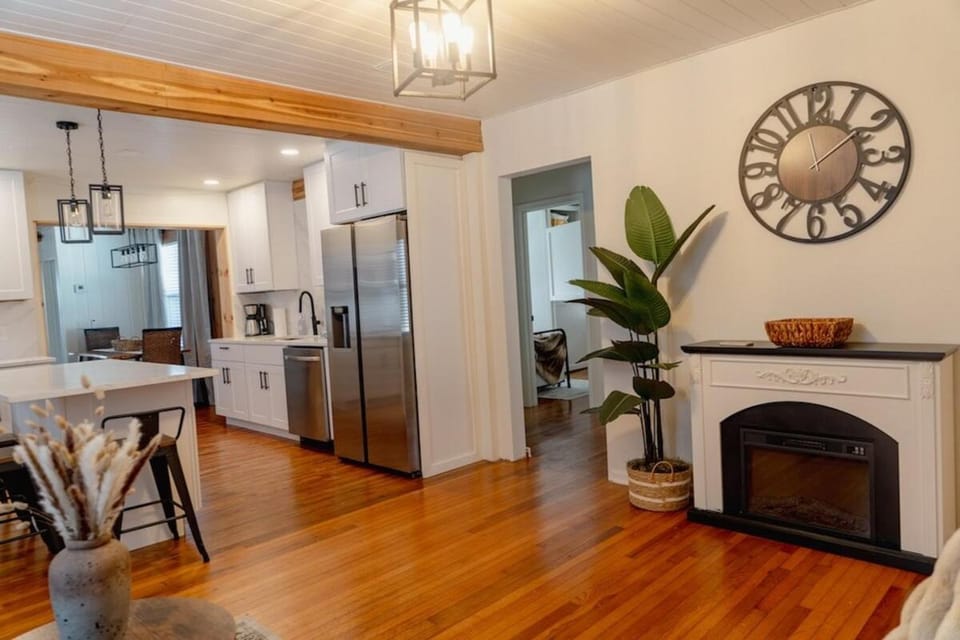 Mint Julep House- New Listing, Close to Everything, Fire Pit House in Pensacola