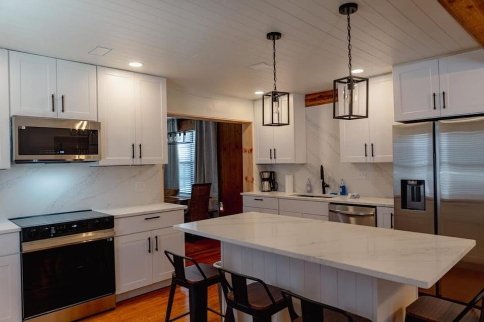 Mint Julep House- New Listing, Close to Everything, Fire Pit House in Pensacola