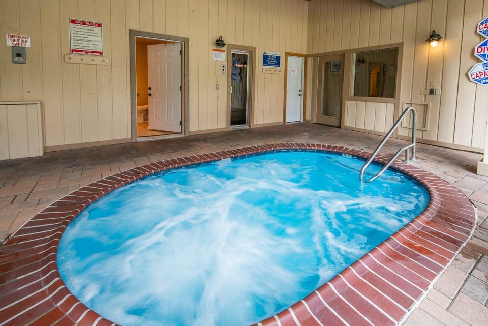 Ski-In Condo Walk to Lifts Village & Fun House in Mammoth Lakes