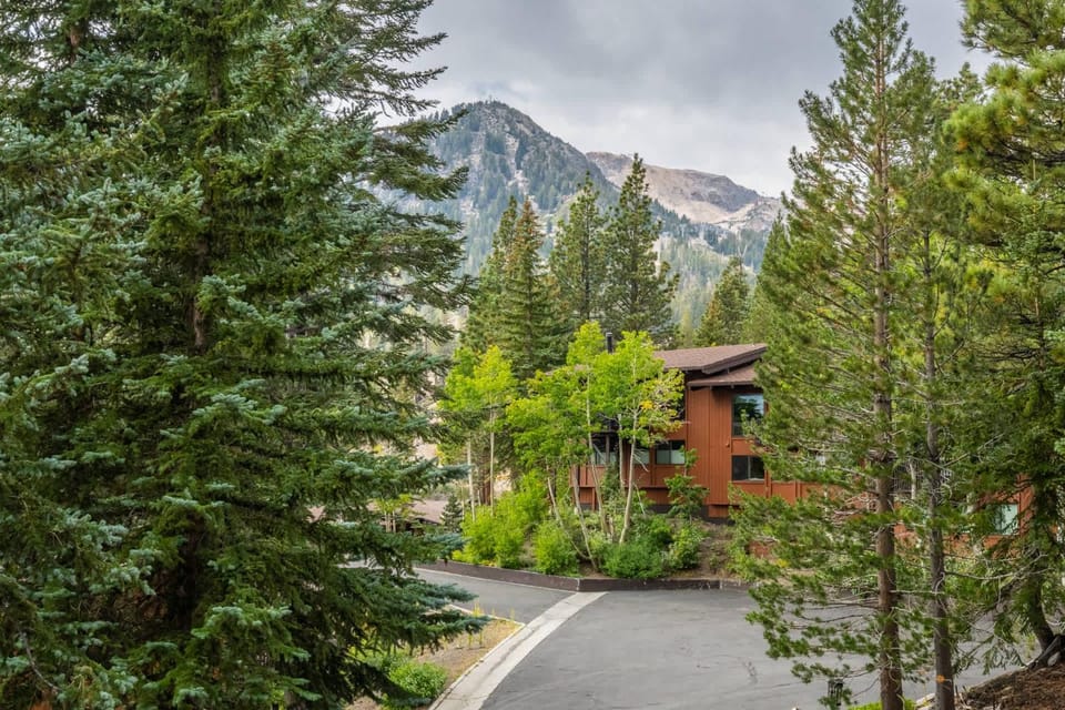 Ski-In Condo Walk to Lifts Village & Fun House in Mammoth Lakes