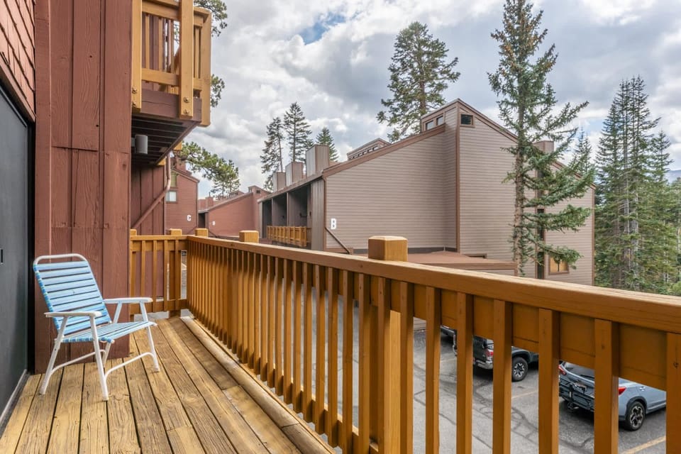 Ski-In Condo Walk to Lifts Village & Fun House in Mammoth Lakes