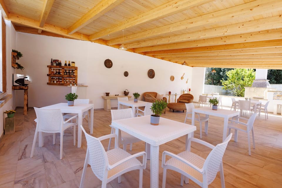 Living room, Banquet/Function facilities, Seating area, Dining area