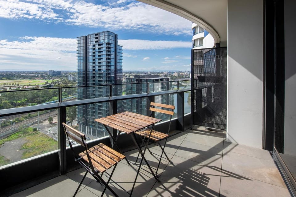 Run Above It All Pool, Gym & Skyline Views Apartment in Melbourne