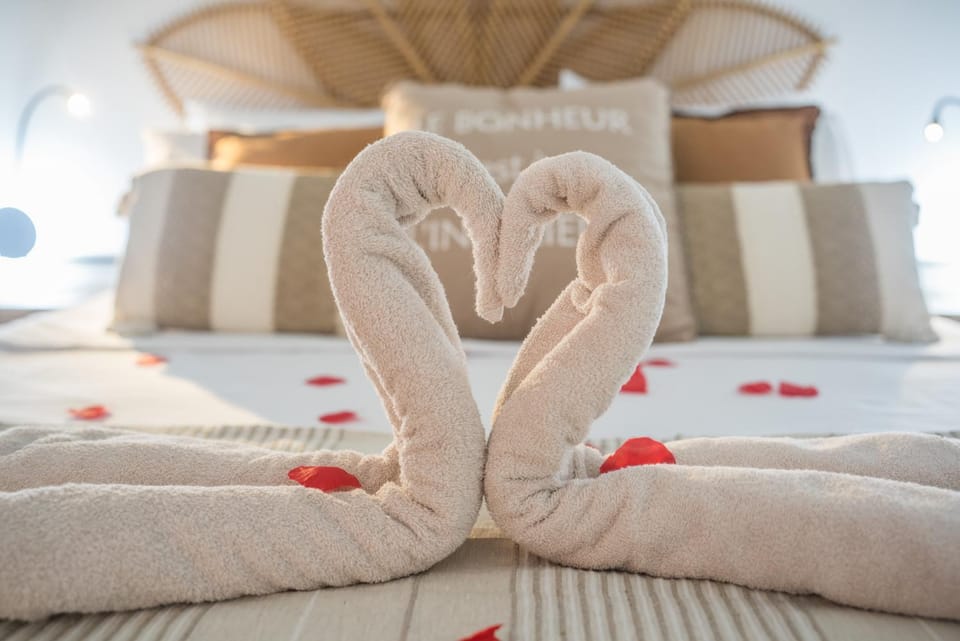 Bed, Photo of the whole room, Decorative detail, Bedroom, cot, towels