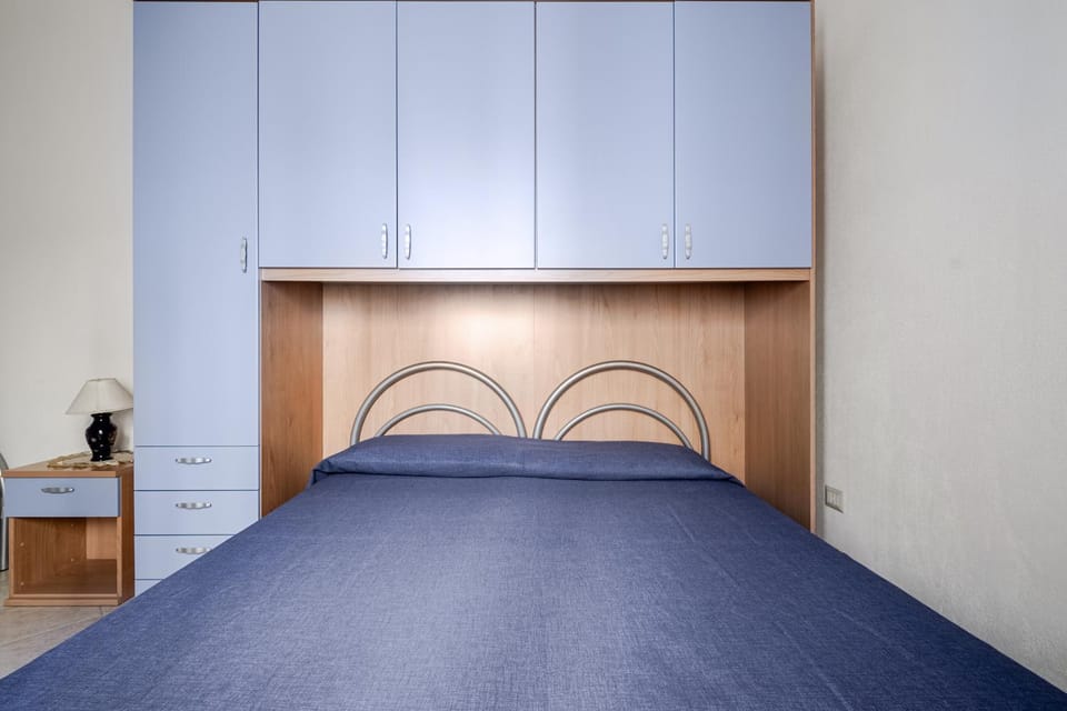 Bed, Bedroom, towels, towels, wardrobe