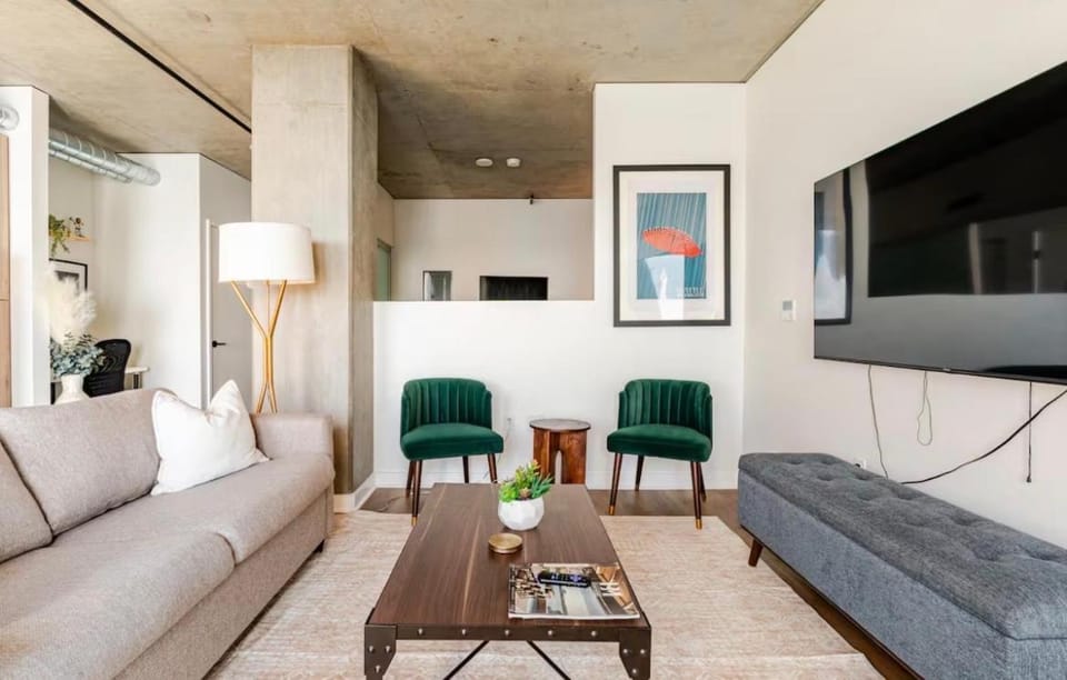 Luxury Waterfront View, Free Garage Parking & Excellent Location Downtown Apartment in Seattle