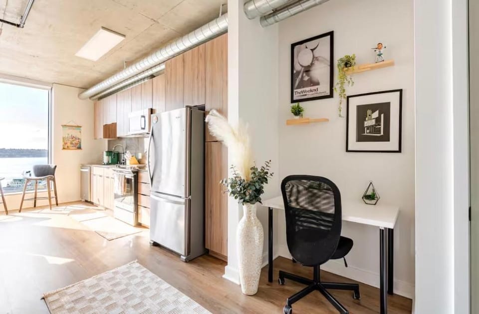 Luxury Waterfront View, Free Garage Parking & Excellent Location Downtown Apartment in Seattle