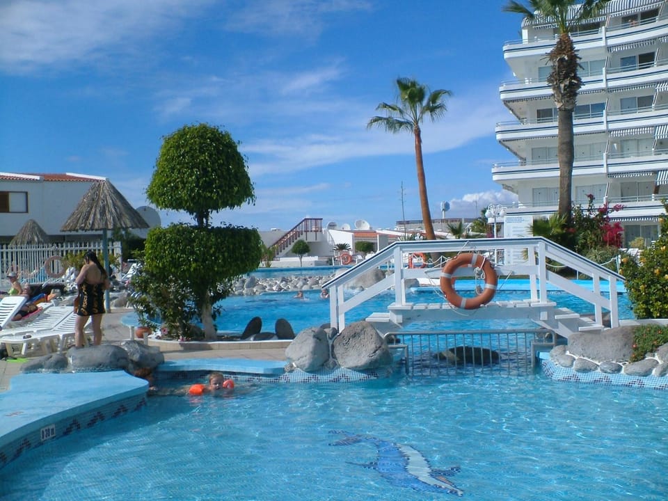 Property building, Day, Pool view, Swimming pool, sunbed