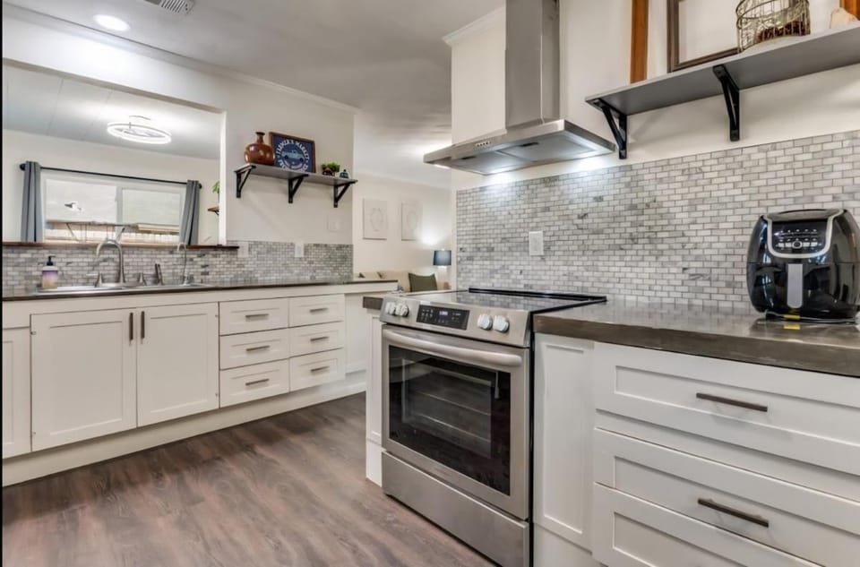Coffee/tea facilities, oven, stove