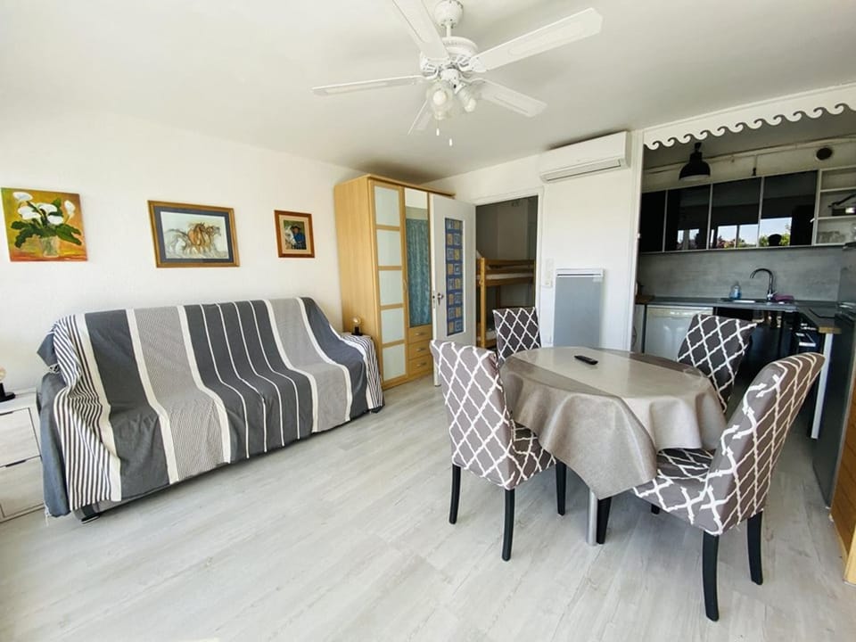 Studio climatisé en centre-ville, parking - 4 pers. - FR-1-874-15 Apartment in Le Grau-du-Roi