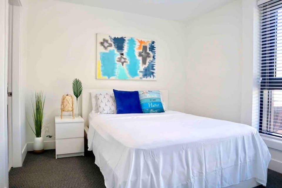 Downtown Townhouse Free Parking near SkyTrain House in Surrey