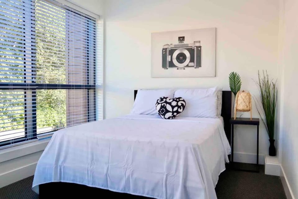 Downtown Townhouse Free Parking near SkyTrain House in Surrey