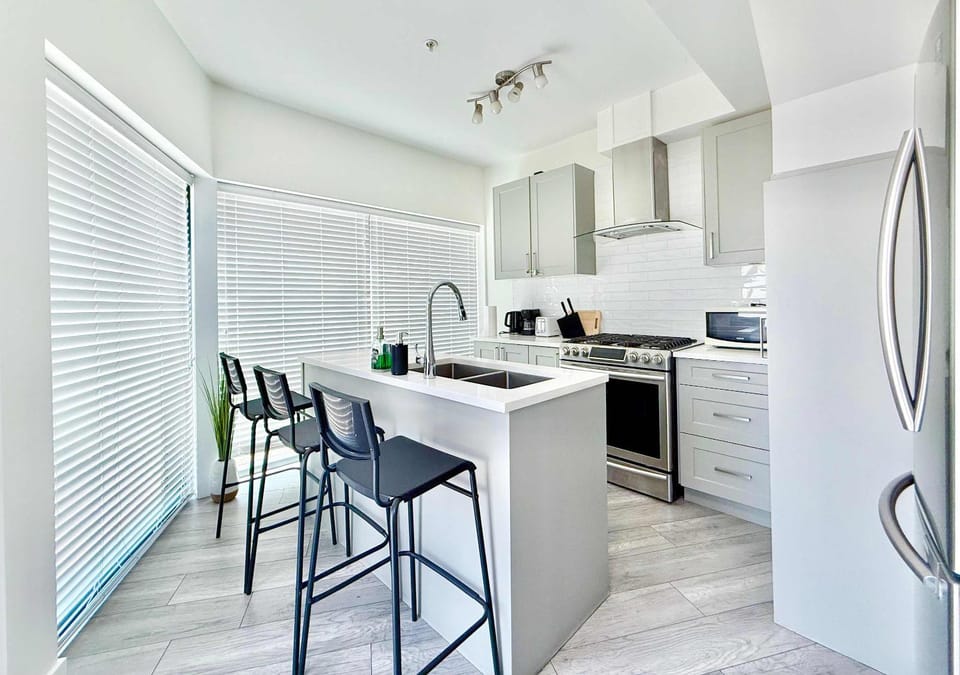 Downtown Townhouse Free Parking near SkyTrain House in Surrey