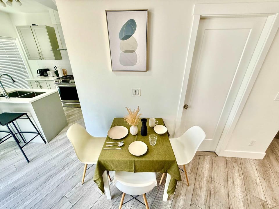 Downtown Townhouse Free Parking near SkyTrain House in Surrey