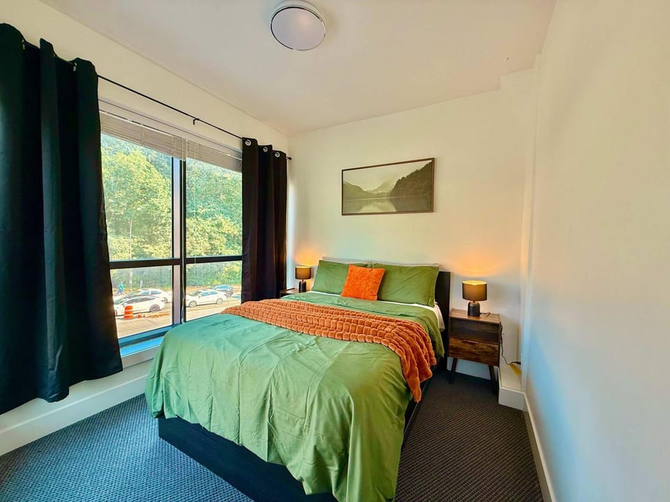 Downtown Townhouse Free Parking near SkyTrain House in Surrey
