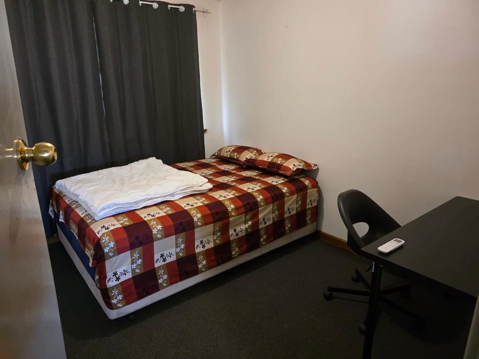 Room-1 Shared House near perth airport Bed and Breakfast in Perth