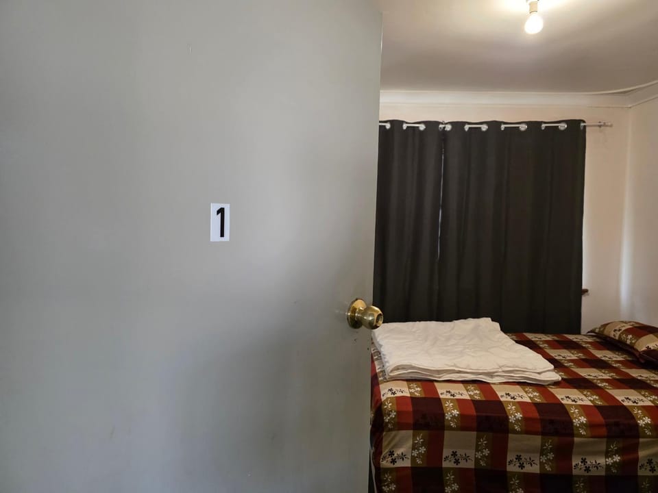 Room-1 Shared House near perth airport Bed and Breakfast in Perth