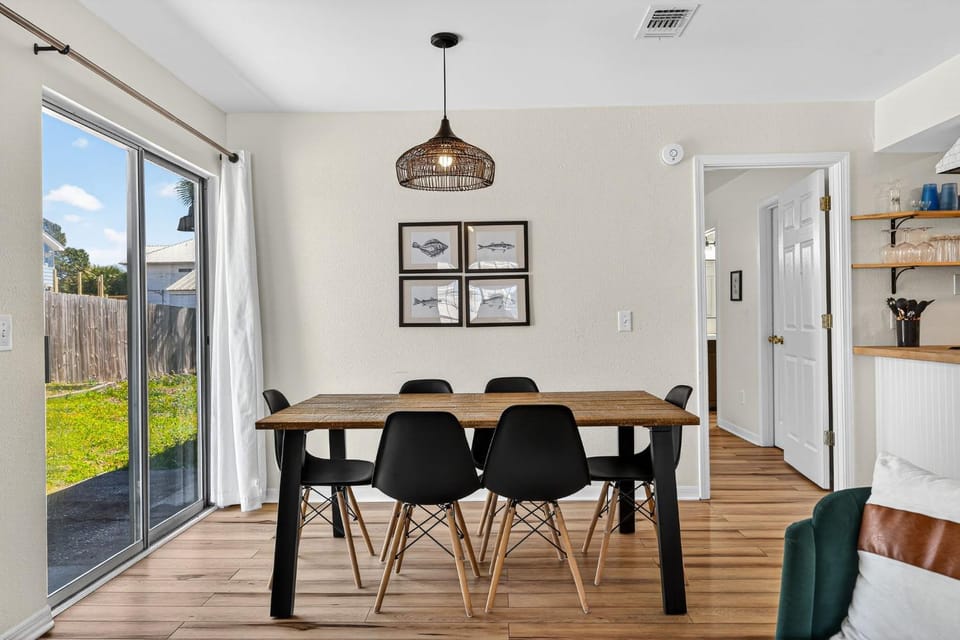 Charming Coastal Retreat Near the Beach House in Lower Grand Lagoon