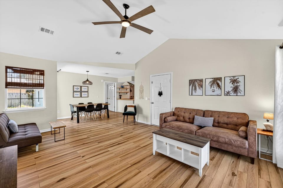 Charming Coastal Retreat Near the Beach House in Lower Grand Lagoon
