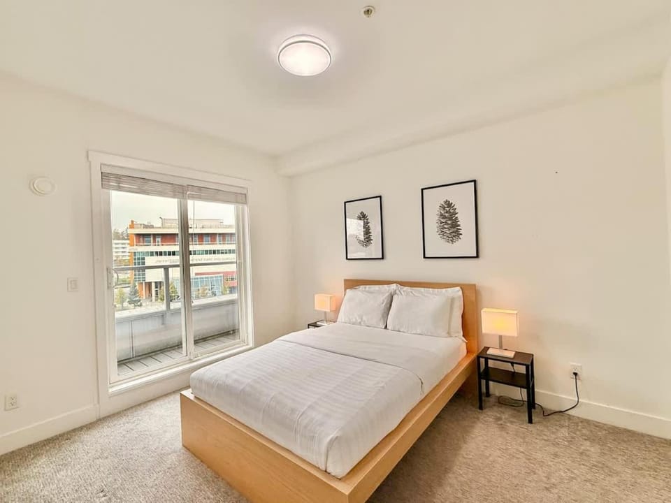Downtown Condo near Vancouver Skytrain House in Surrey