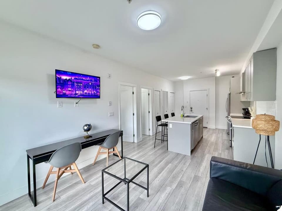 Downtown Condo near Vancouver Skytrain House in Surrey