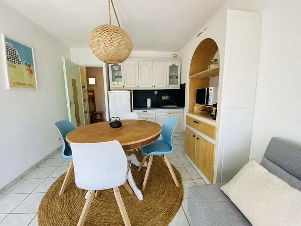 Appartement charmant - 4 pers. piscine vue - FR-1-874-60 Apartment in La Grande-Motte