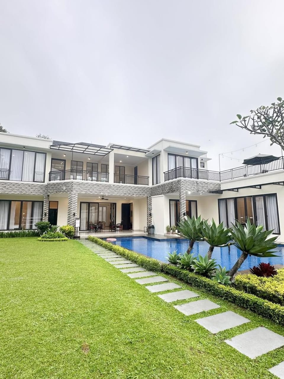Property building, Day, Garden, Garden view, Swimming pool