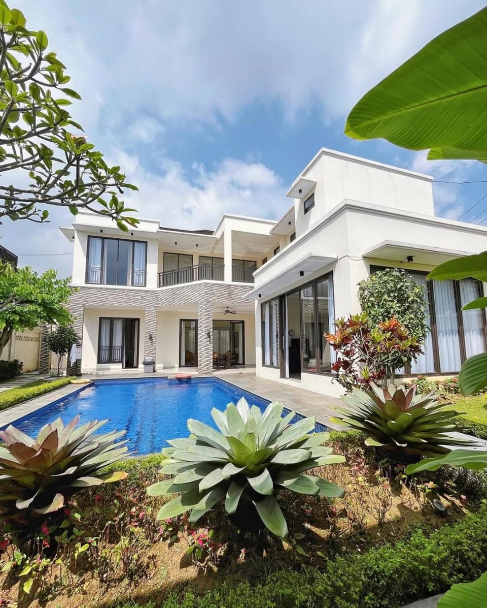 Property building, Day, Garden view, Pool view, Swimming pool