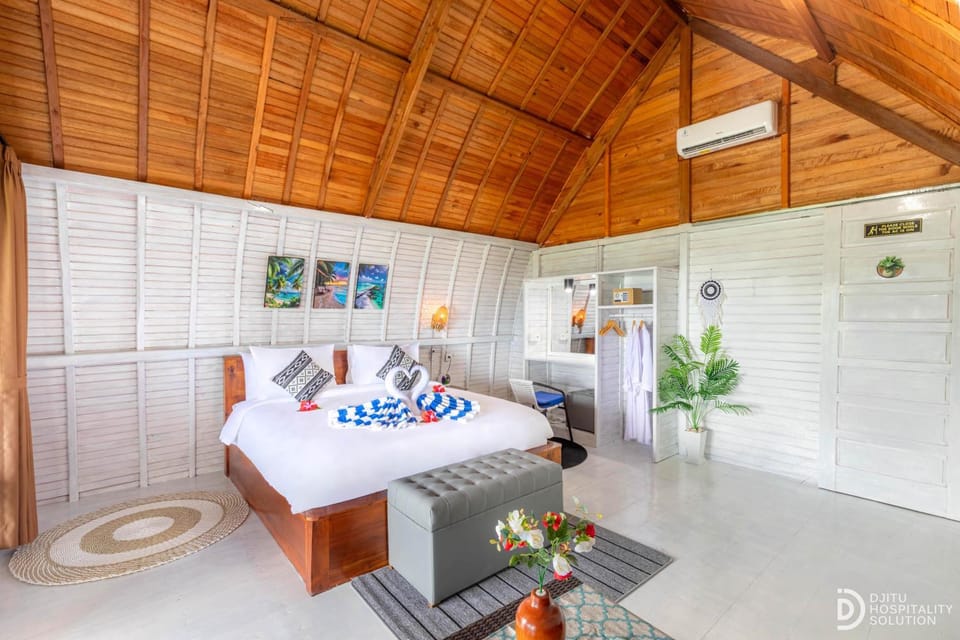 Bedroom, towels, air conditioner