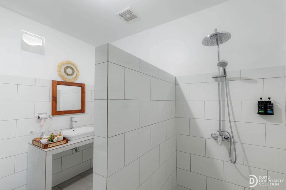 Shower, Bathroom, hair dryier
