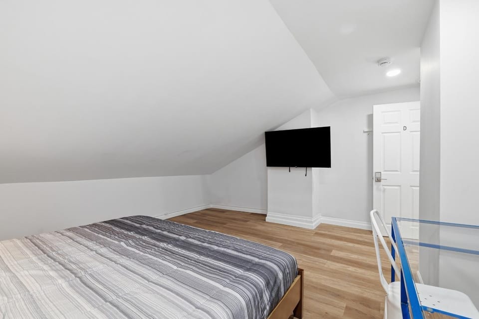 Pittsburgh Millvale D Cozy and Unique Private Bedroom with Shared Bathroom Vacation rental in Pittsburgh