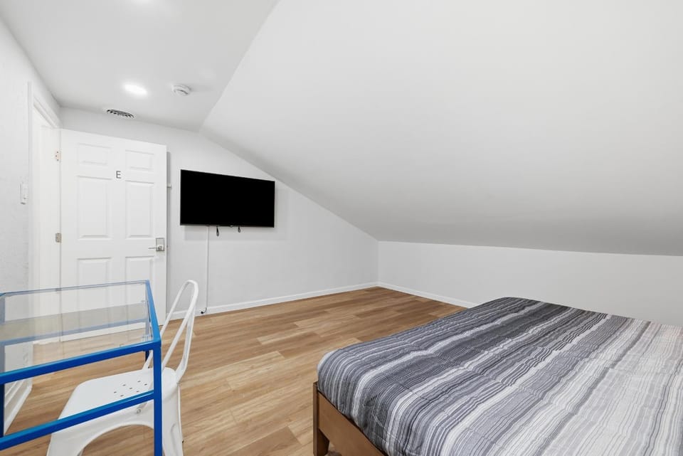 Pittsburgh Millvale E Modern and Quiet Private Bedroom with Shared Bathroom Vacation rental in Pittsburgh