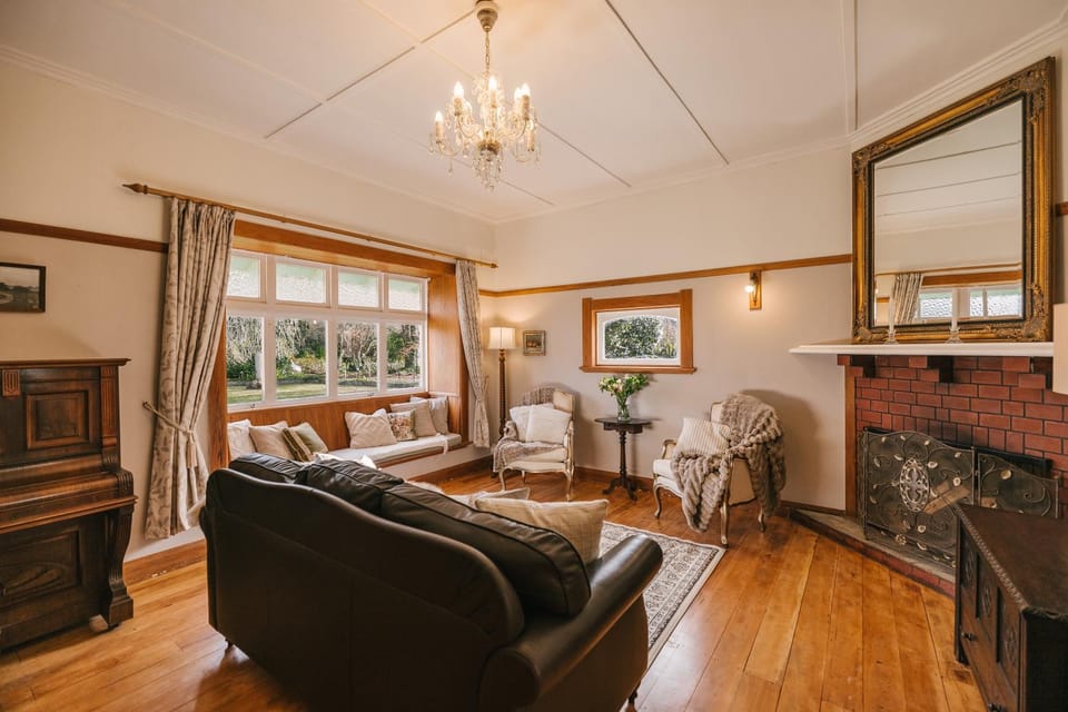 Grassmere Country Estate Homestead Villa in Manawatū-Whanganui, New Zealand