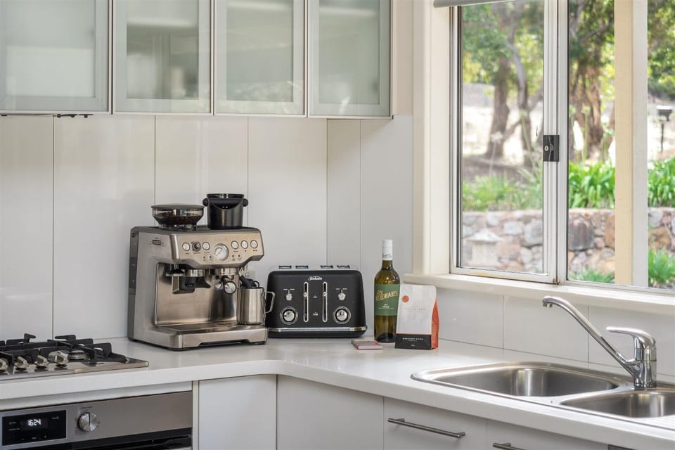 Coffee/tea facilities, Kitchen or kitchenette, stove