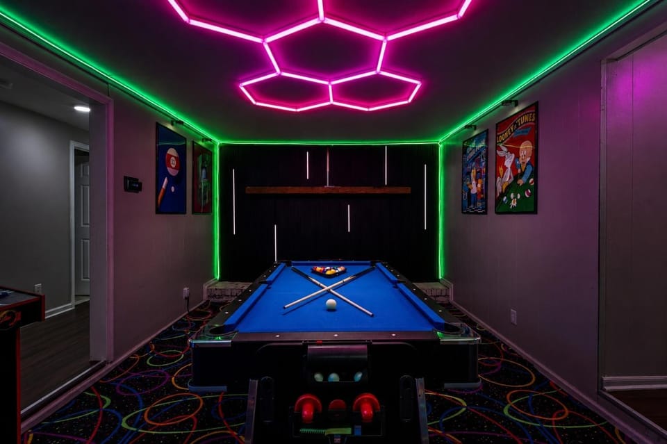 8 BR • Theater • Game Room • Fire Pit • Sleeps 15 House in Birmingham