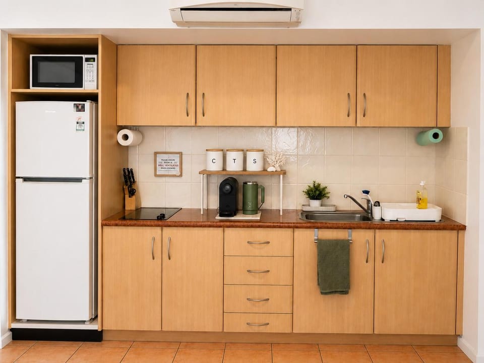 Coffee/tea facilities, Kitchen or kitchenette, stove