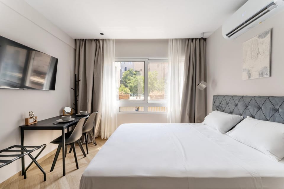 Bed, TV and multimedia, Living room, Photo of the whole room, Bedroom, air conditioner