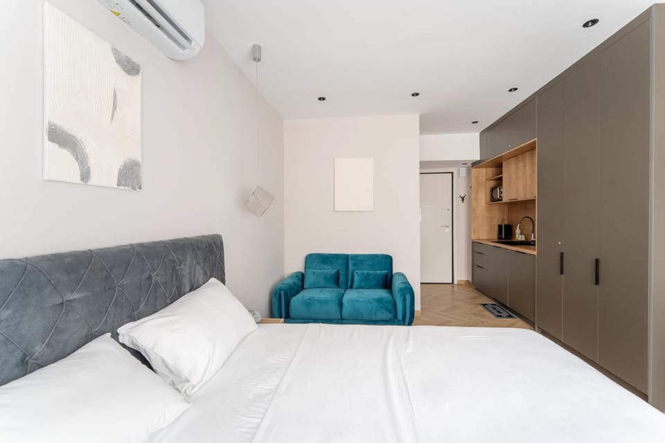 Bed, TV and multimedia, Kitchen or kitchenette, Photo of the whole room, Bedroom, wardrobe, air conditioner