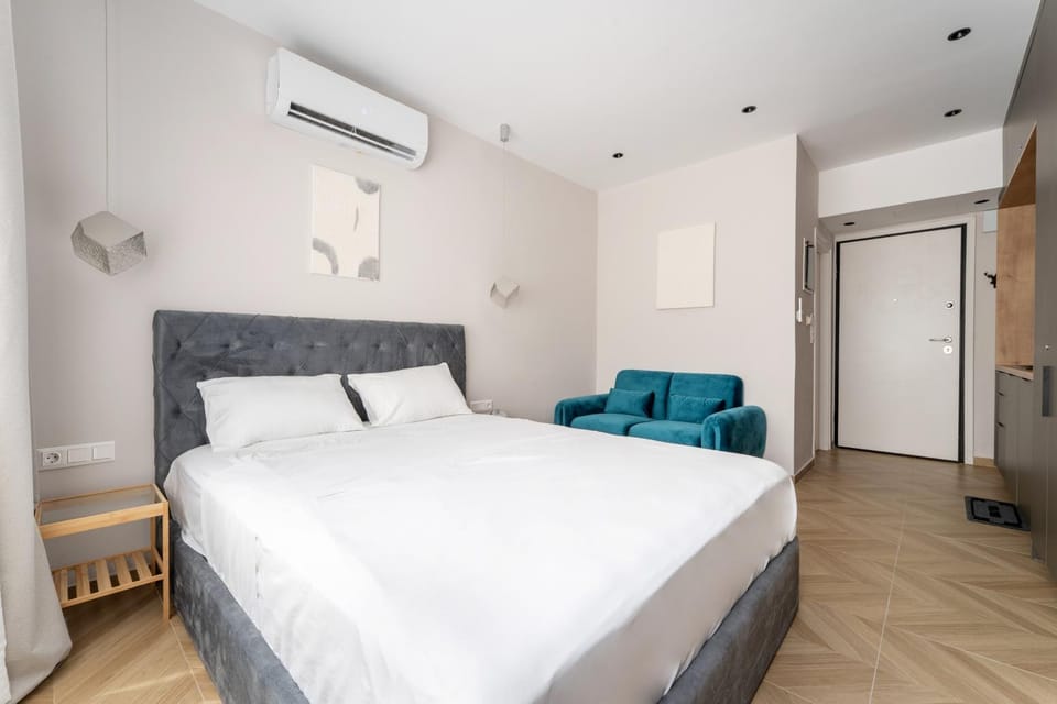 Bed, Photo of the whole room, Bedroom, wardrobe, air conditioner