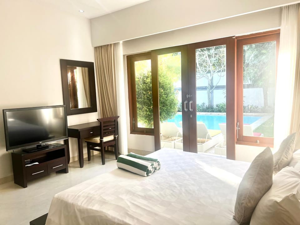 Bed, TV and multimedia, Bedroom