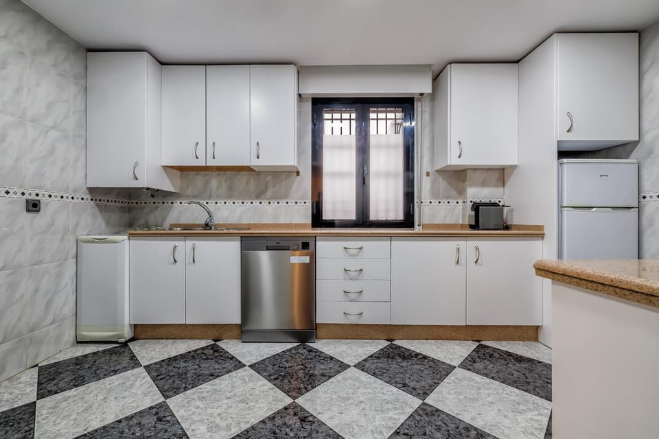 Kitchen or kitchenette, dishwasher, stove