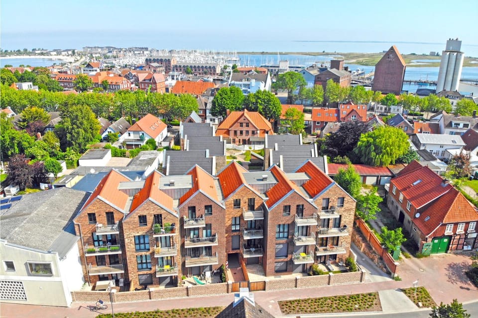 Property building, Nearby landmark, Day, Neighbourhood, Natural landscape, Bird's eye view, City view, Sea view, Street view, Location