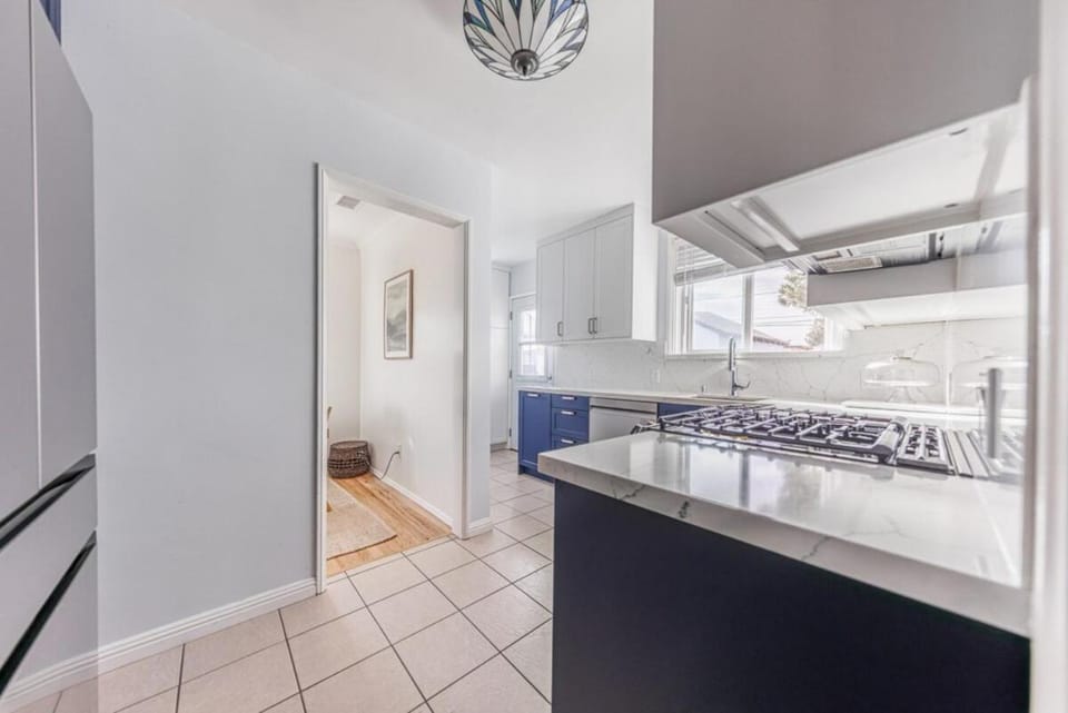 Hollywood Gem - 3BR House with Free Parking and Outdoor Space Apartment in North Hollywood