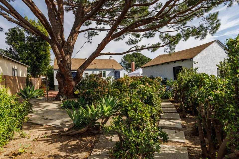 Hollywood Gem - 3BR House with Free Parking and Outdoor Space Apartment in North Hollywood