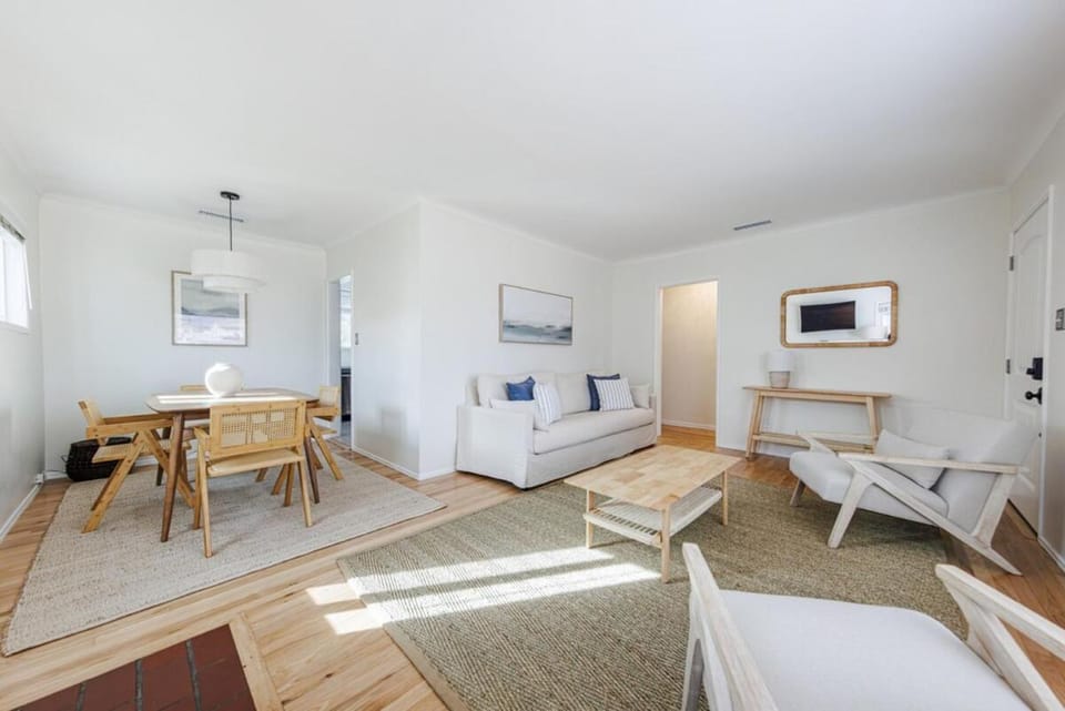 Hollywood Gem - 3BR House with Free Parking and Outdoor Space Apartment in North Hollywood